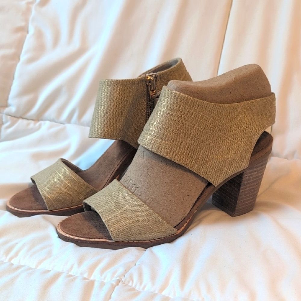 Tom's Size 7 Metallic Foil Champagne Majorca Cut Out Heels, NEW